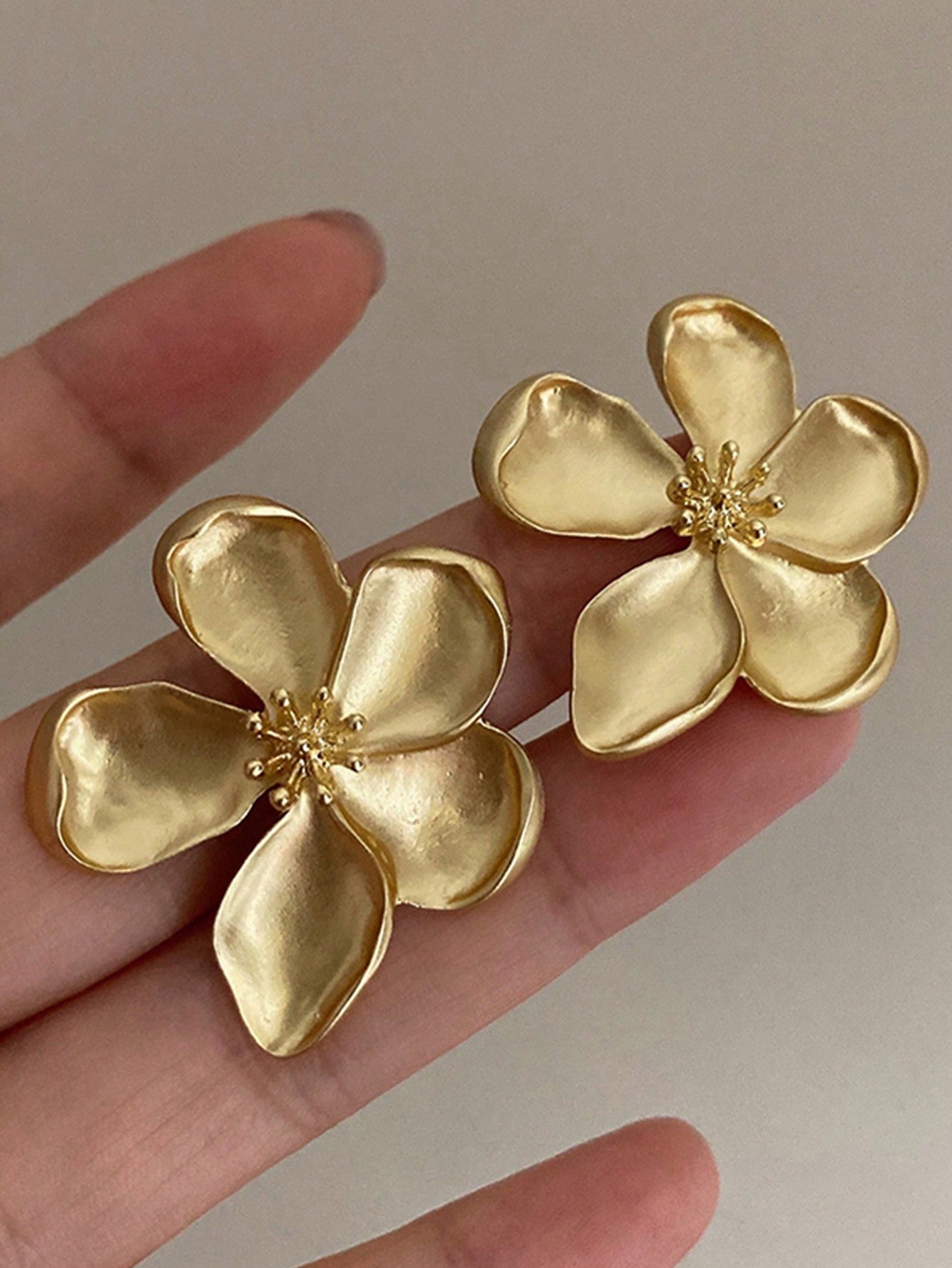 1Pair Exaggerated European & American Style Metal Flower Stud Earrings for Women'S Daily Wear